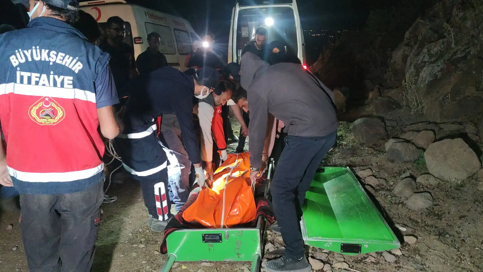 Kaybolan şahsın cenazesi düştüğü yerden 3 saatlik çalışma sonucu çıkarıldı