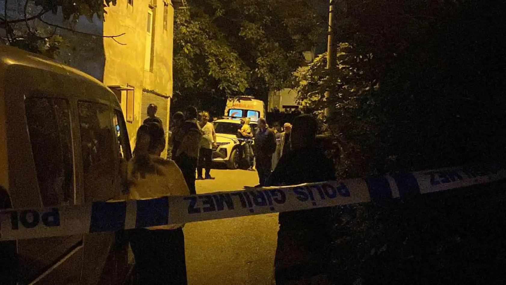 Binanın bahçesinde oğlu tarafından ölü bulundu