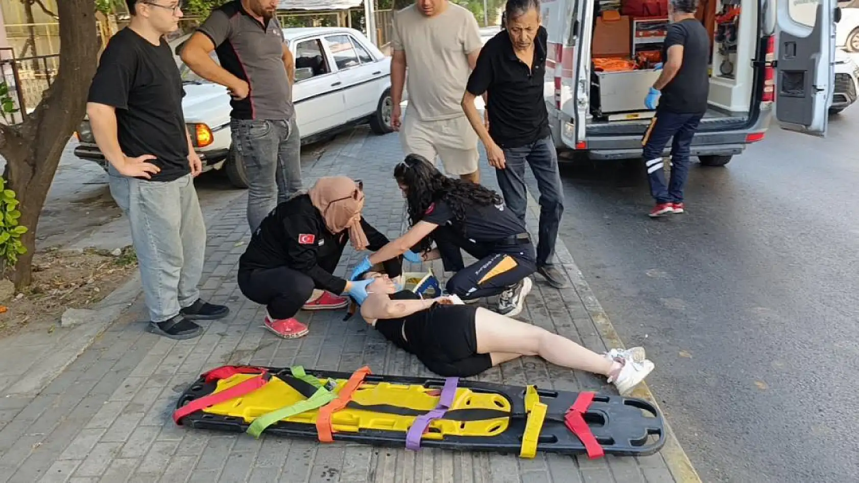 Motosiklet kaldırıma çarparak devrildi, genç kız yaralandı