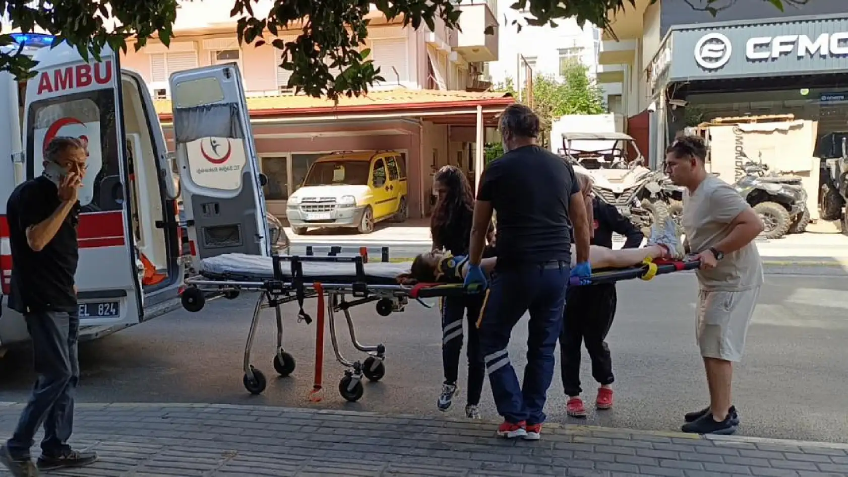 Motosiklet kaldırıma çarparak devrildi, genç kız yaralandı