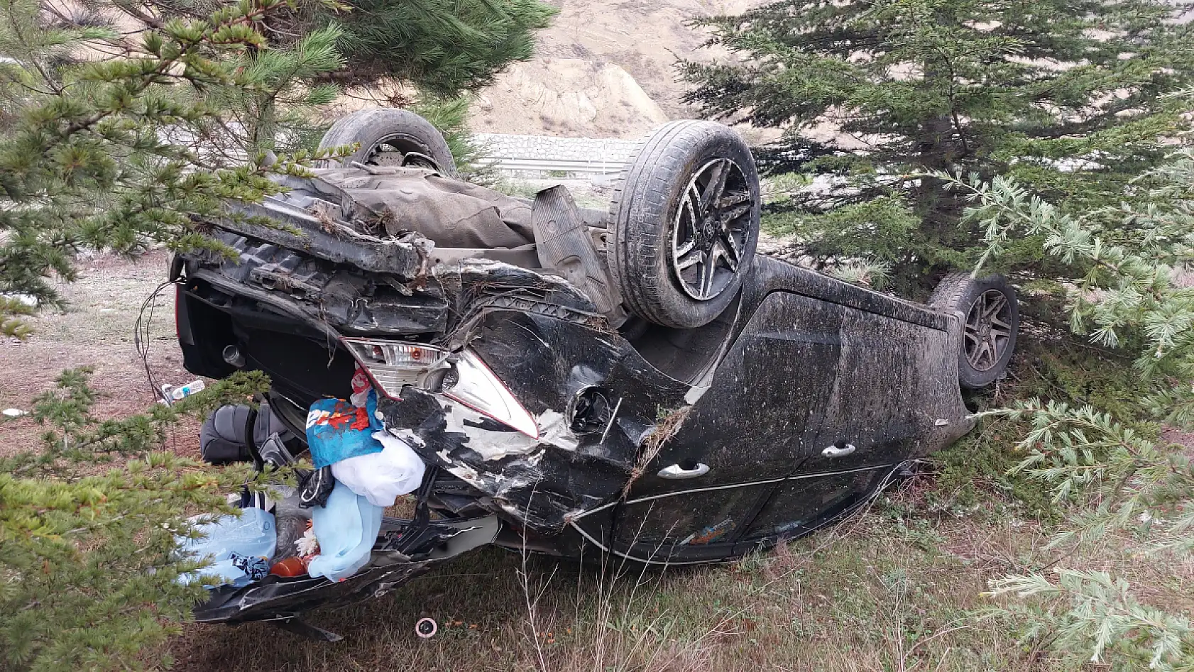 Cenazeye giden otomobil takla attı: 3 yaralı