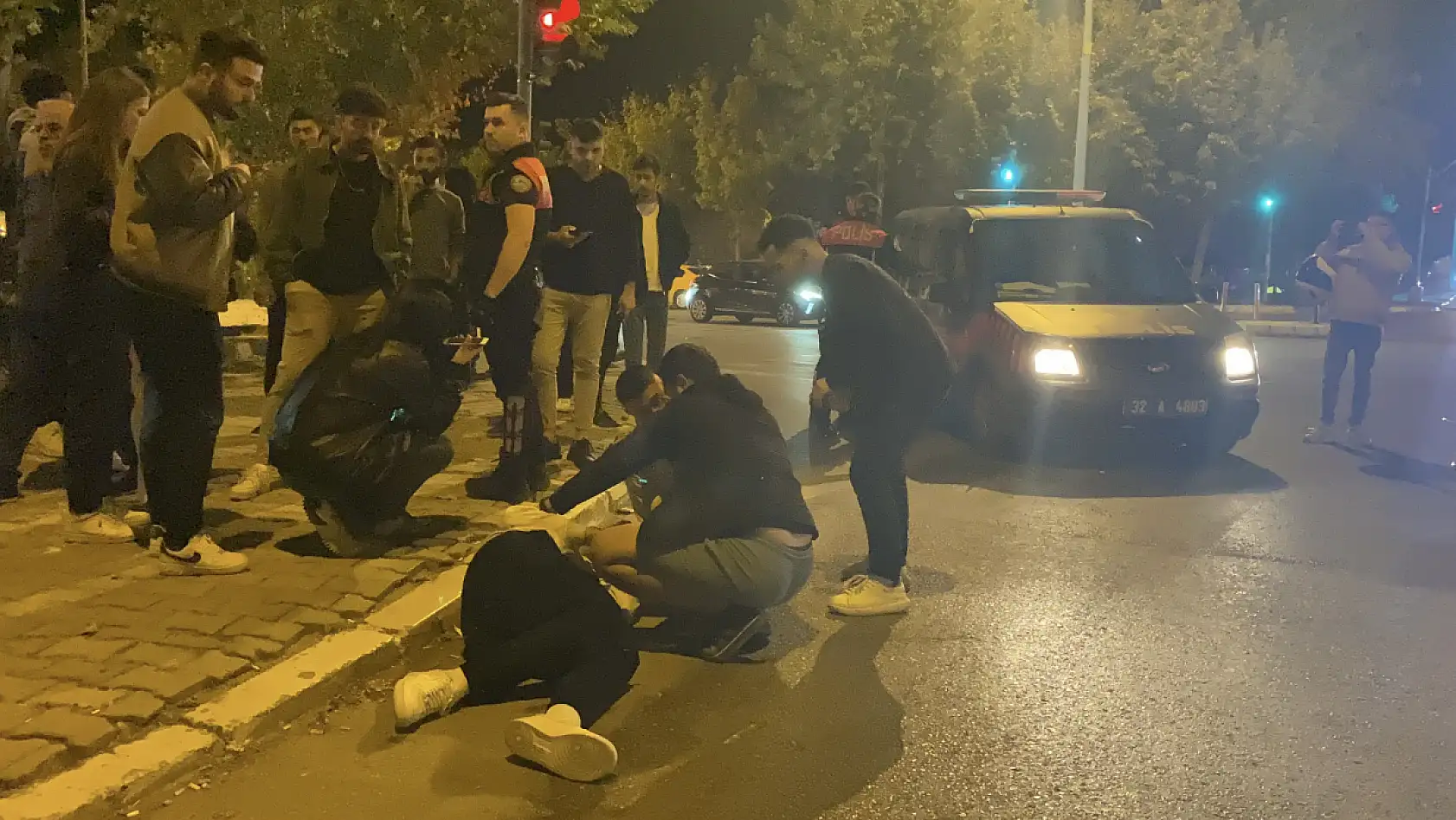 Kırmızı ışıkta geçen otomobil yayaya çarptı