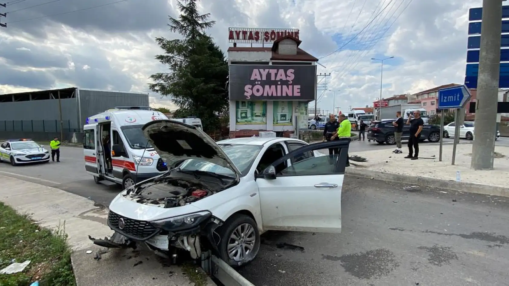 Otomobil kaldırıma çıktı: 1'i bebek 3 yaralı