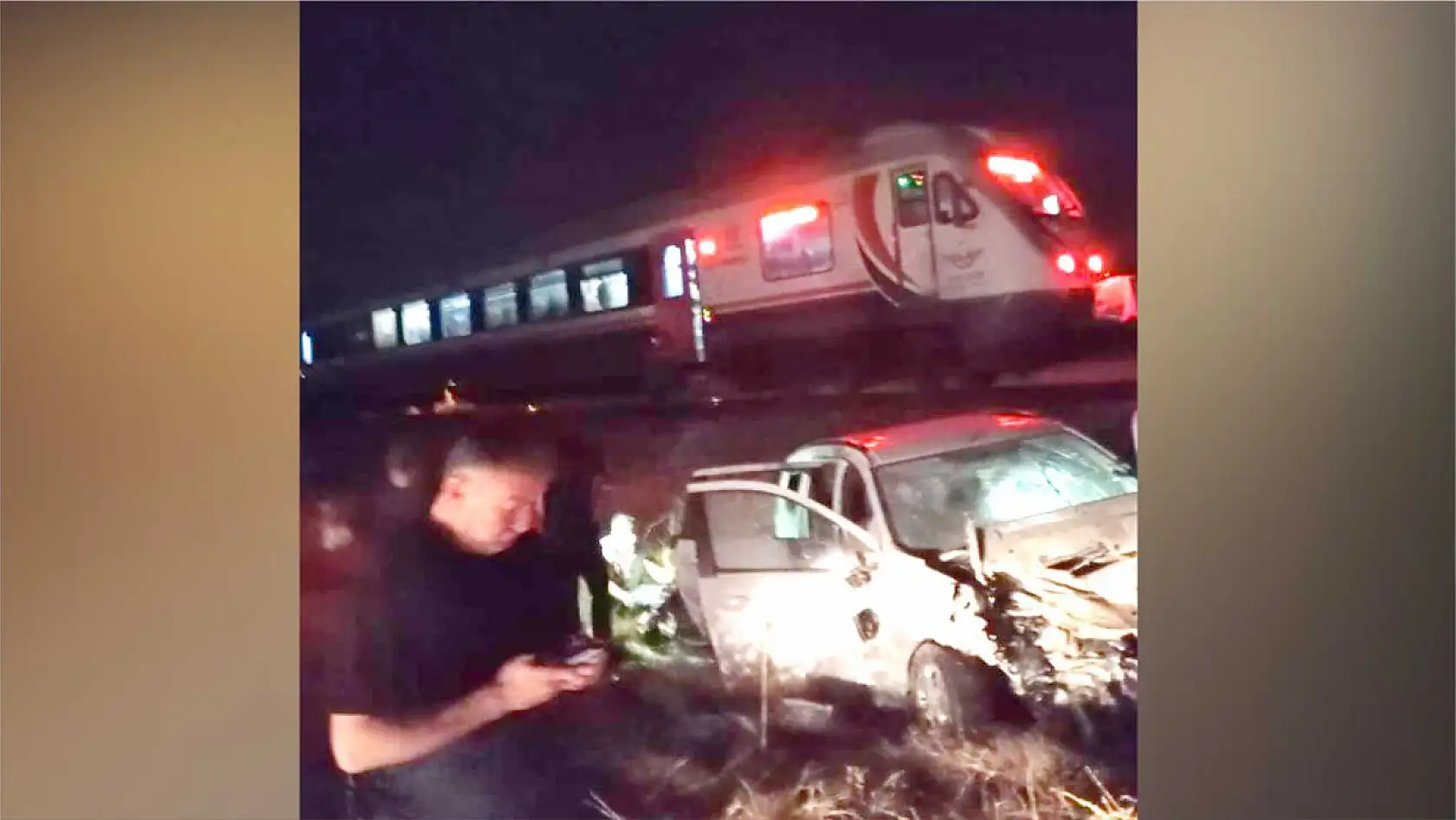 Yolcu treni hemzemin geçitte işçi servisine çarptı: 5 kişi yaralandı