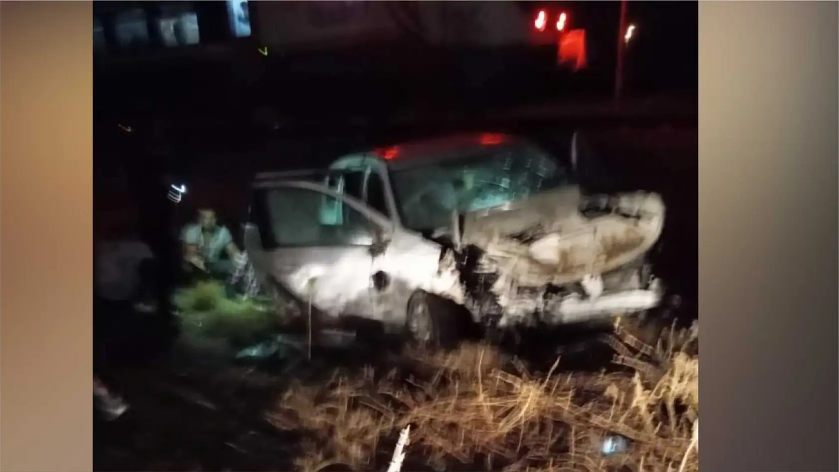 Yolcu treni hemzemin geçitte işçi servisine çarptı: 5 kişi yaralandı