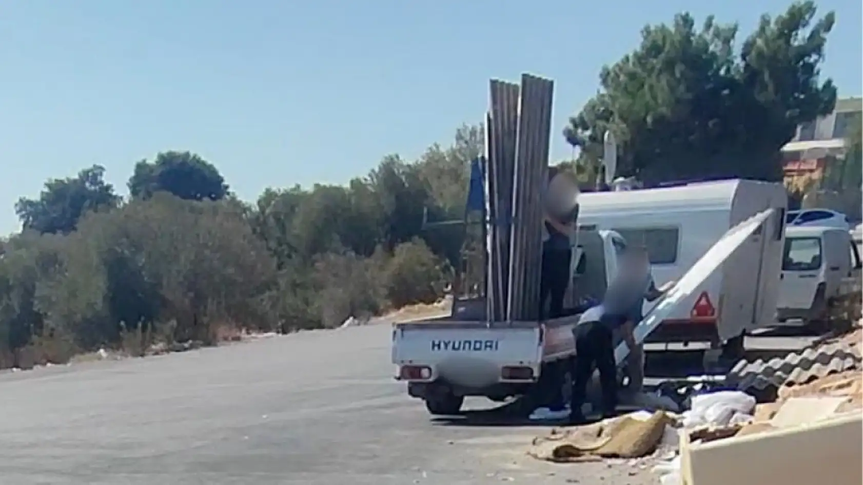 Bodrum'da yol kenarına çöp attıkları tespit edilen iki otobüs firmasına cezai işlem uygulandı