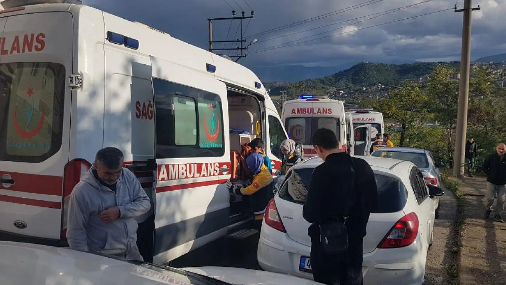 Devrilen minibüsteki 7 çocuk yaralandı