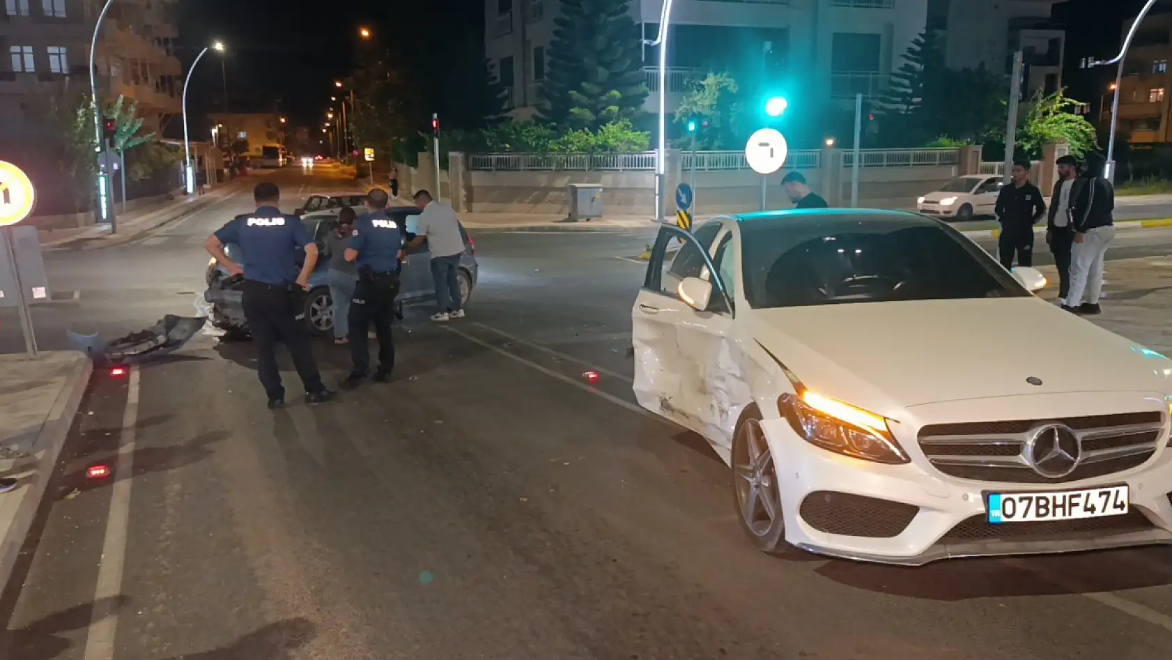 Kırmızı Işık İhlali Kazaya Neden Oldu: 1'i Bebek, 4 Yaralı