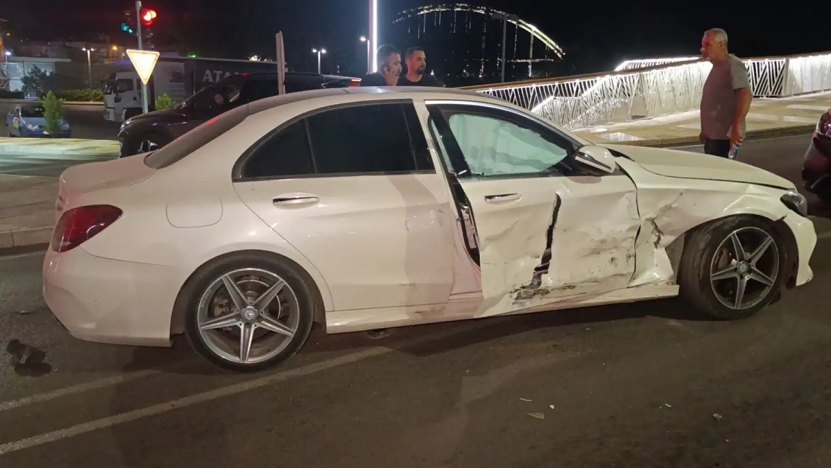 Kırmızı Işık İhlali Kazaya Neden Oldu: 1'i Bebek, 4 Yaralı