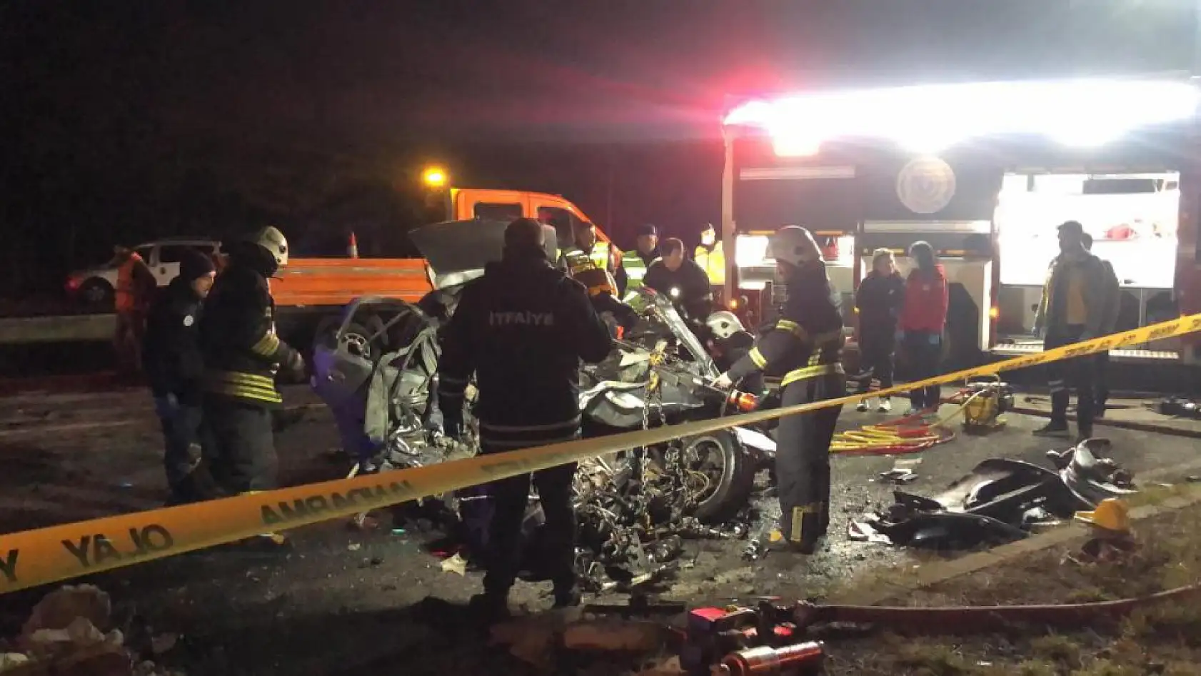 Feci kaza... Otomobil iş makinesine arkadan çarptı: 5 ölü