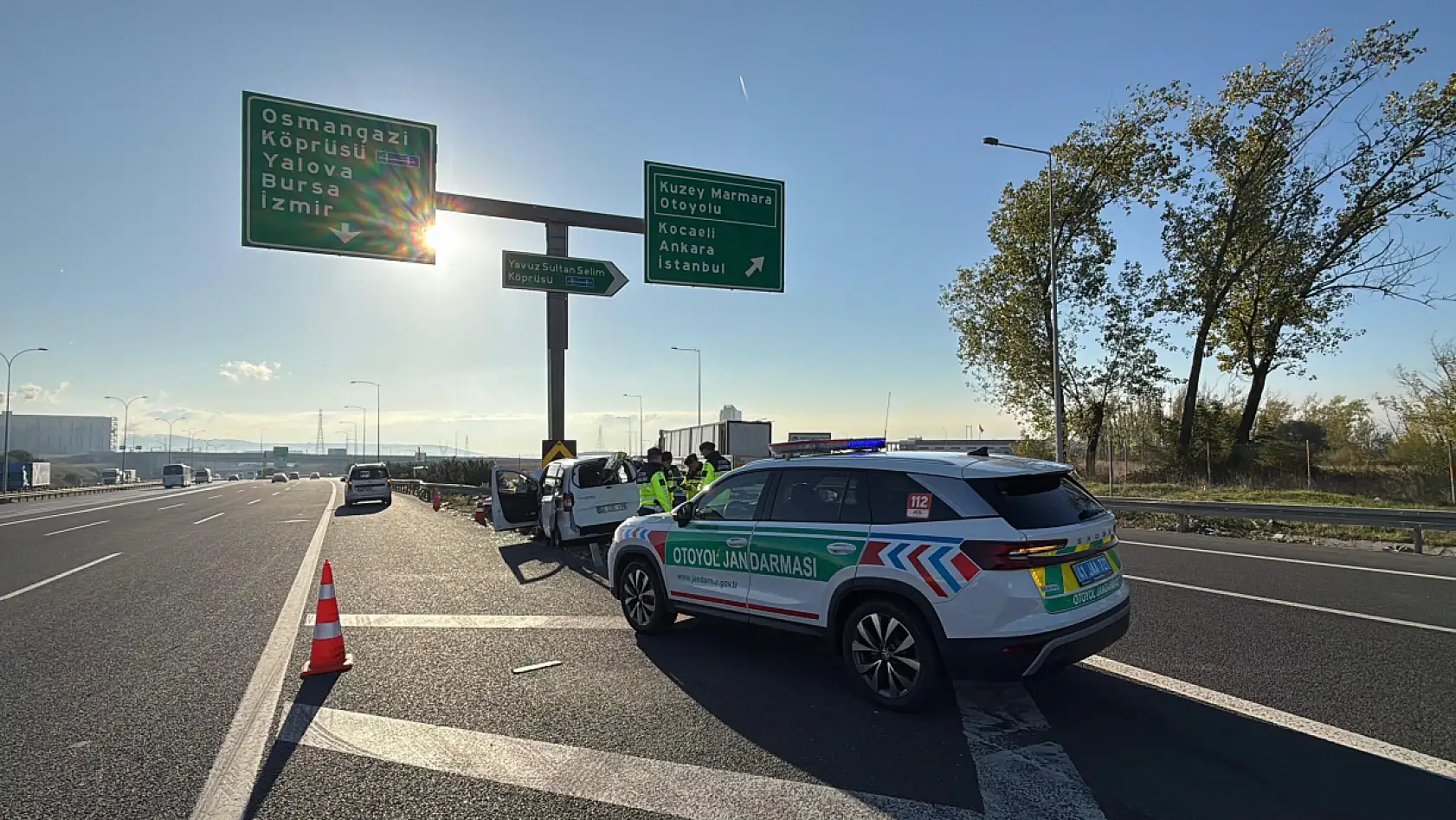 Araç Bariyerlere Ok Gibi Saplandı, Sürücü Yaralı Kurtuldu