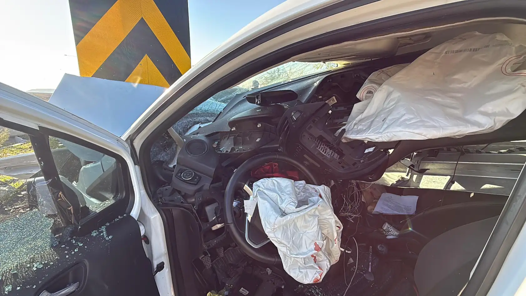 Araç Bariyerlere Ok Gibi Saplandı, Sürücü Yaralı Kurtuldu