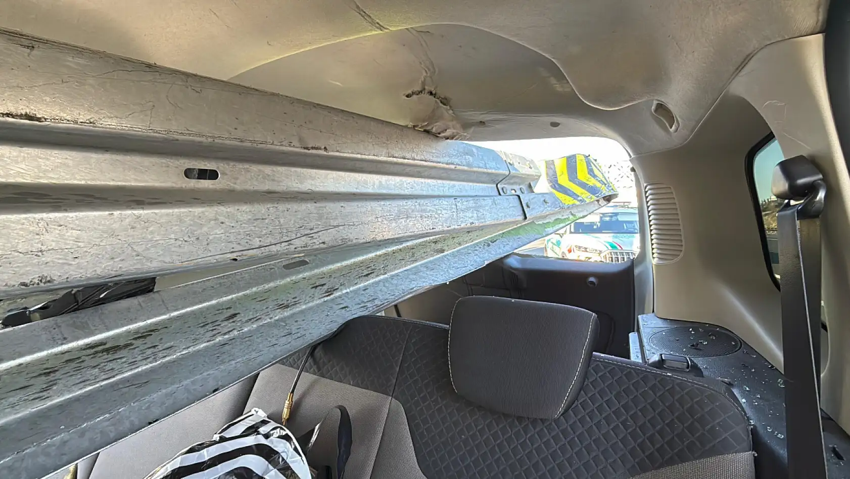 Araç Bariyerlere Ok Gibi Saplandı, Sürücü Yaralı Kurtuldu