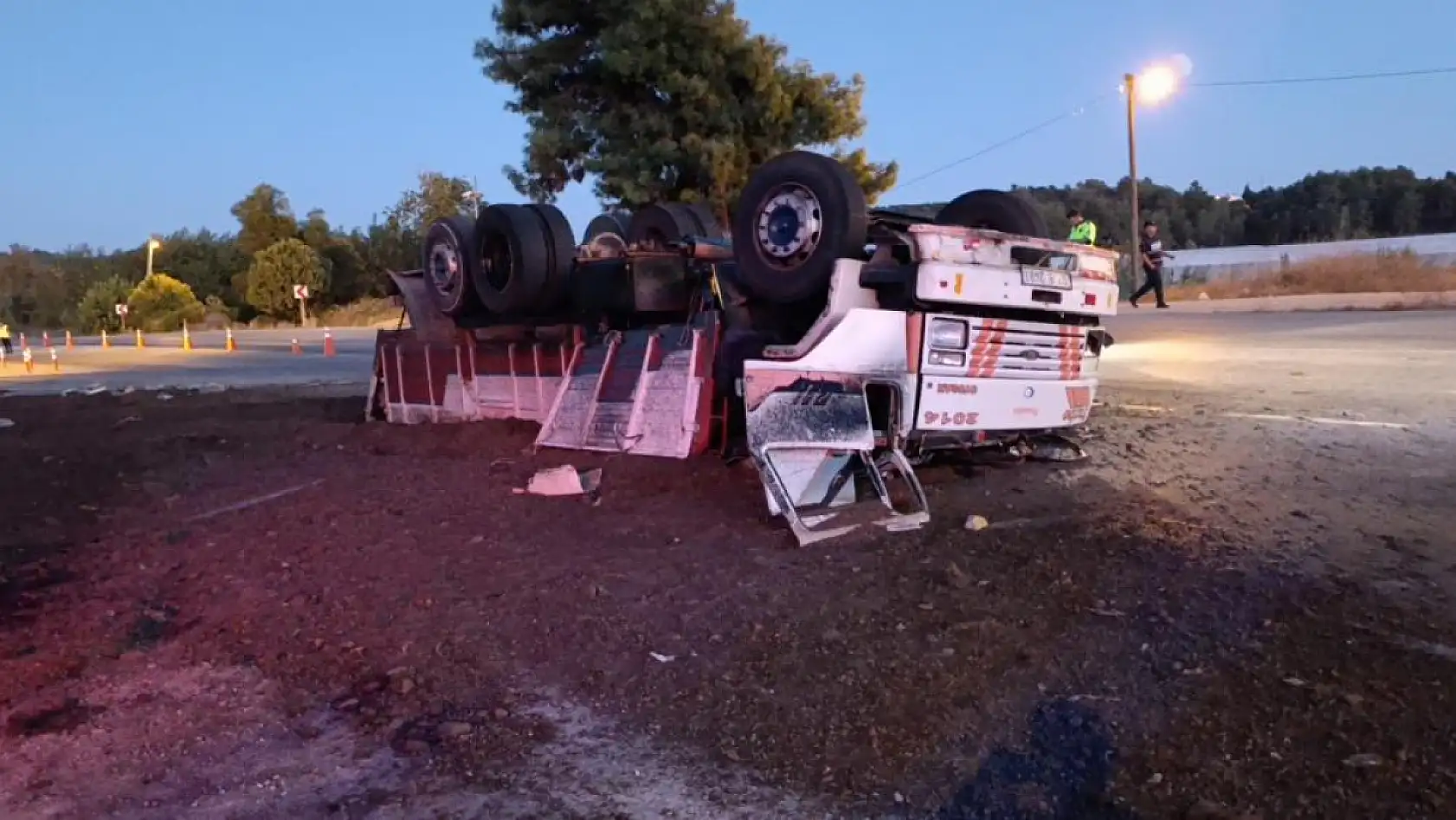Freni patlayan gübre yüklü kamyon uygulama noktasına daldı, facianın eşiğinden dönüldü