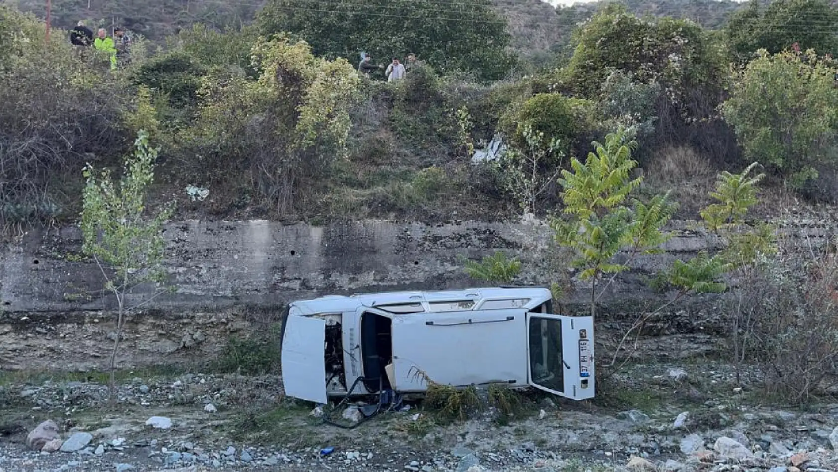 Otomobil dereye uçtu: 2 yaralı