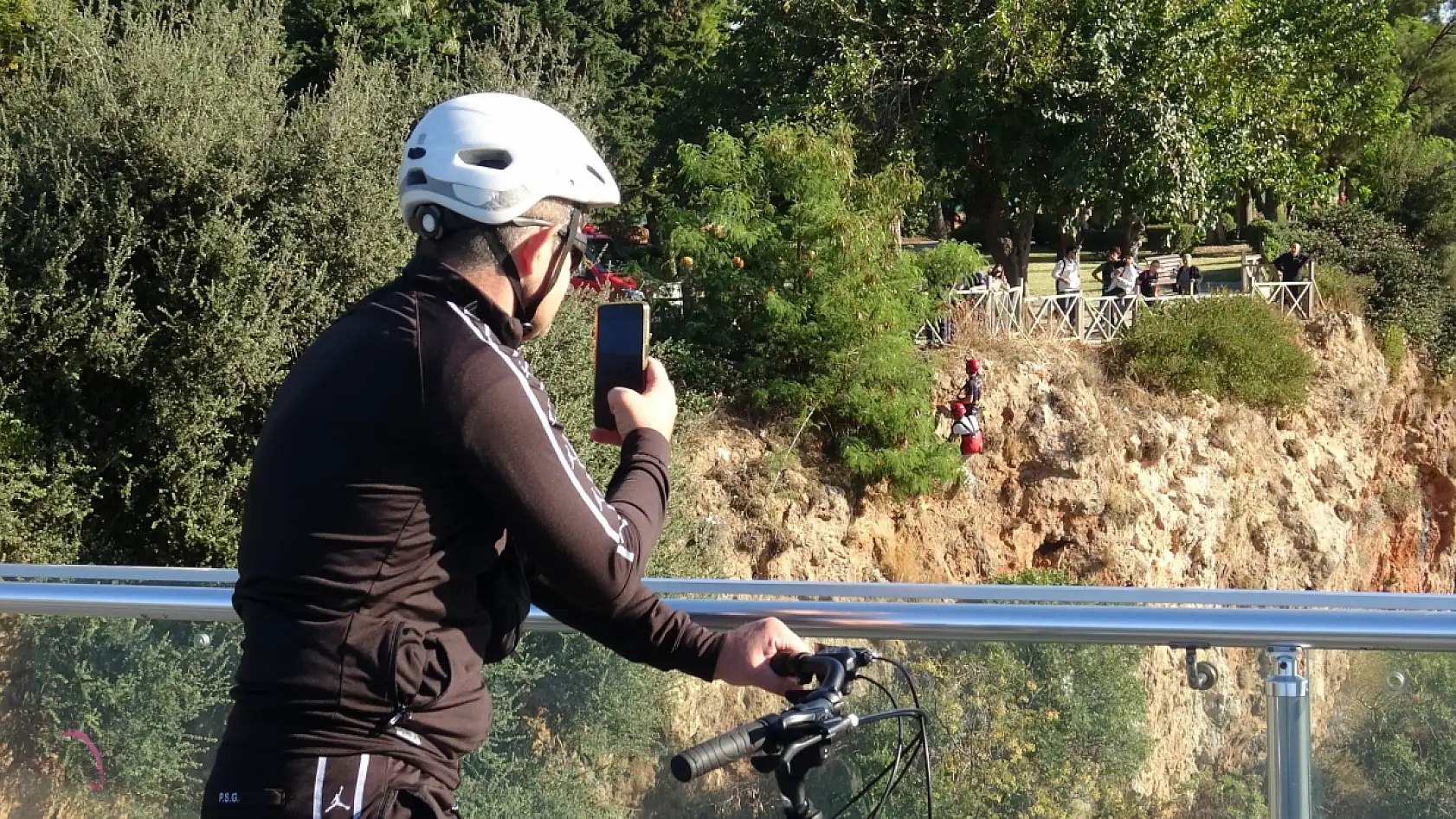 Uygunsuz Duruma Müdahale Etti, 35 Metrelik Kayalıklarda Mahsur Kaldı!