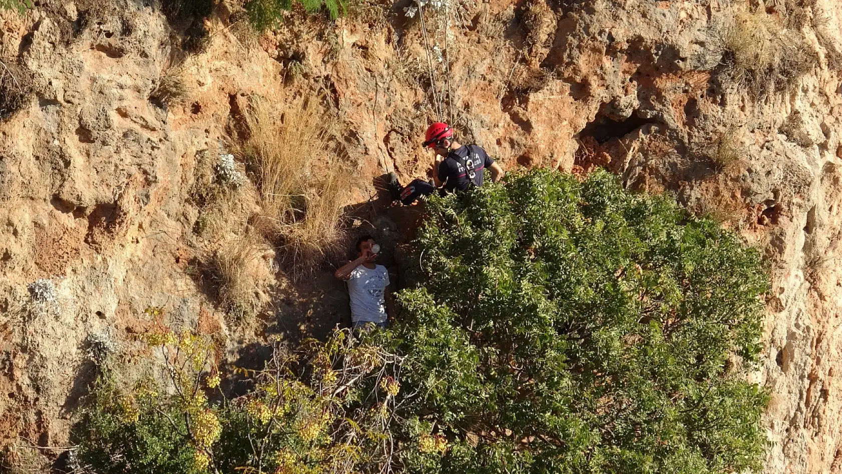 Uygunsuz Duruma Müdahale Etti, 35 Metrelik Kayalıklarda Mahsur Kaldı!