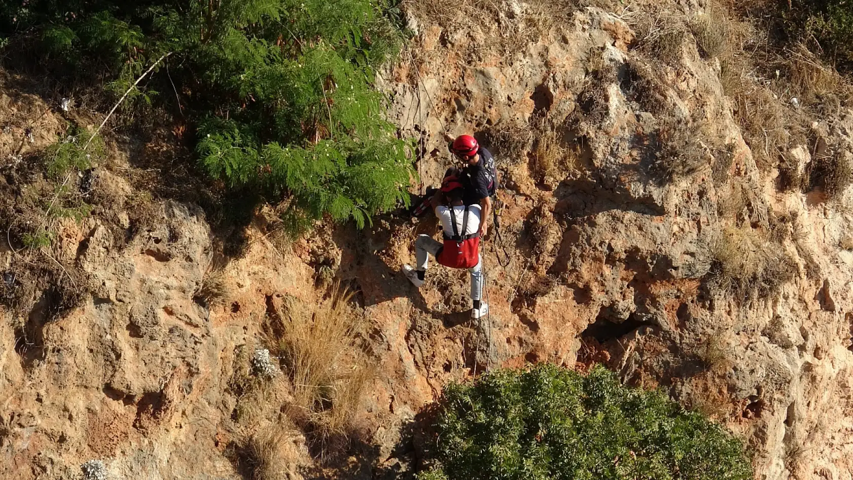Uygunsuz Duruma Müdahale Etti, 35 Metrelik Kayalıklarda Mahsur Kaldı!