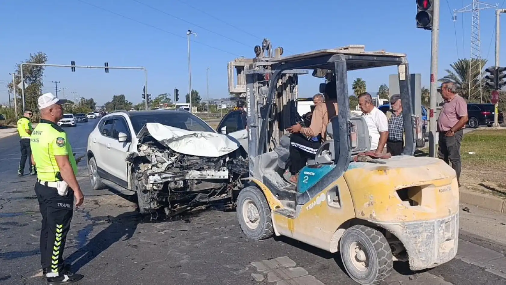 Arızalanan trafik ışıkları kazaya sebep oldu: 5'i çocuk, 9 yaralı