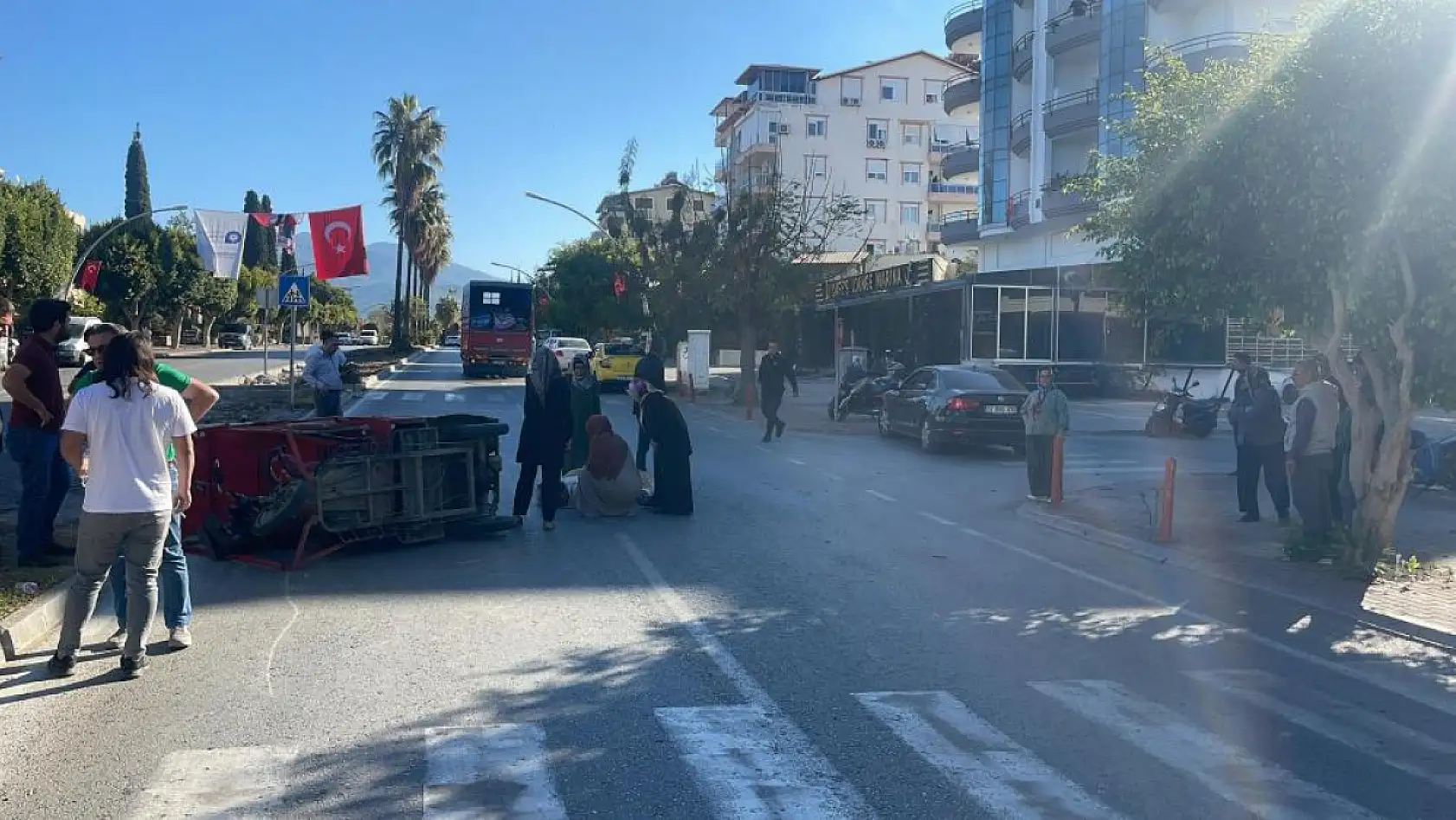 Otomobil, orta refüjdeki yaya geçidini kullanan akülü motosiklete çarptı: 2 yaralı