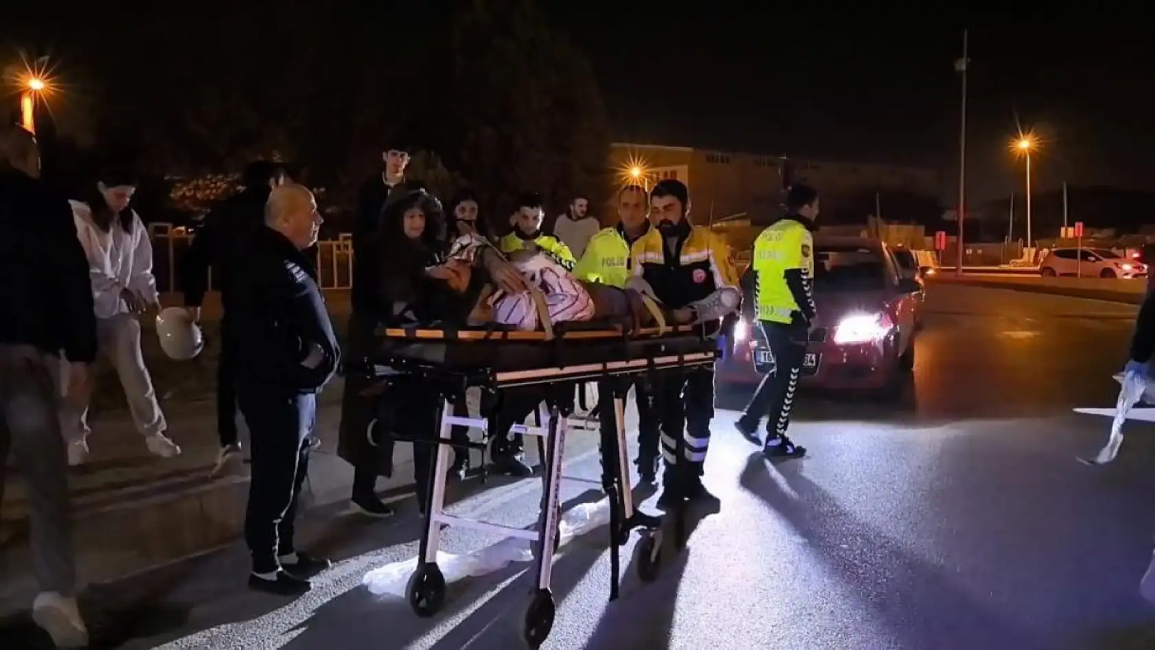 Kazada yaralanan oğlunu gören anne gözyaşı döktü