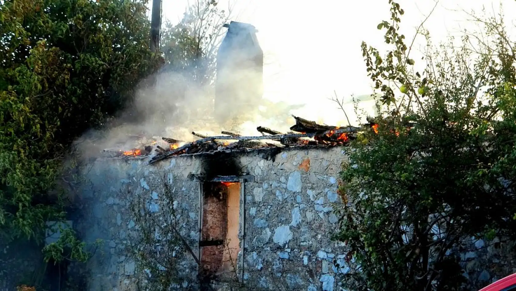 Menteşe'de ev ve ahır yangını söndürüldü