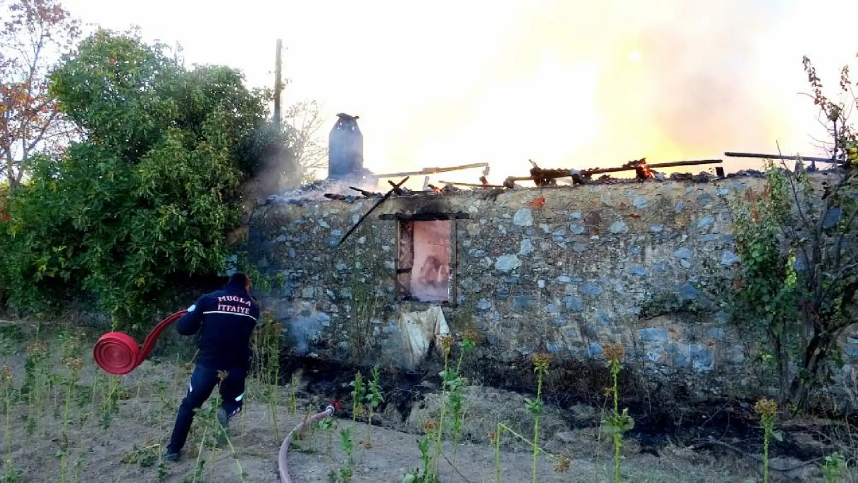 Menteşe'de ev ve ahır yangını söndürüldü