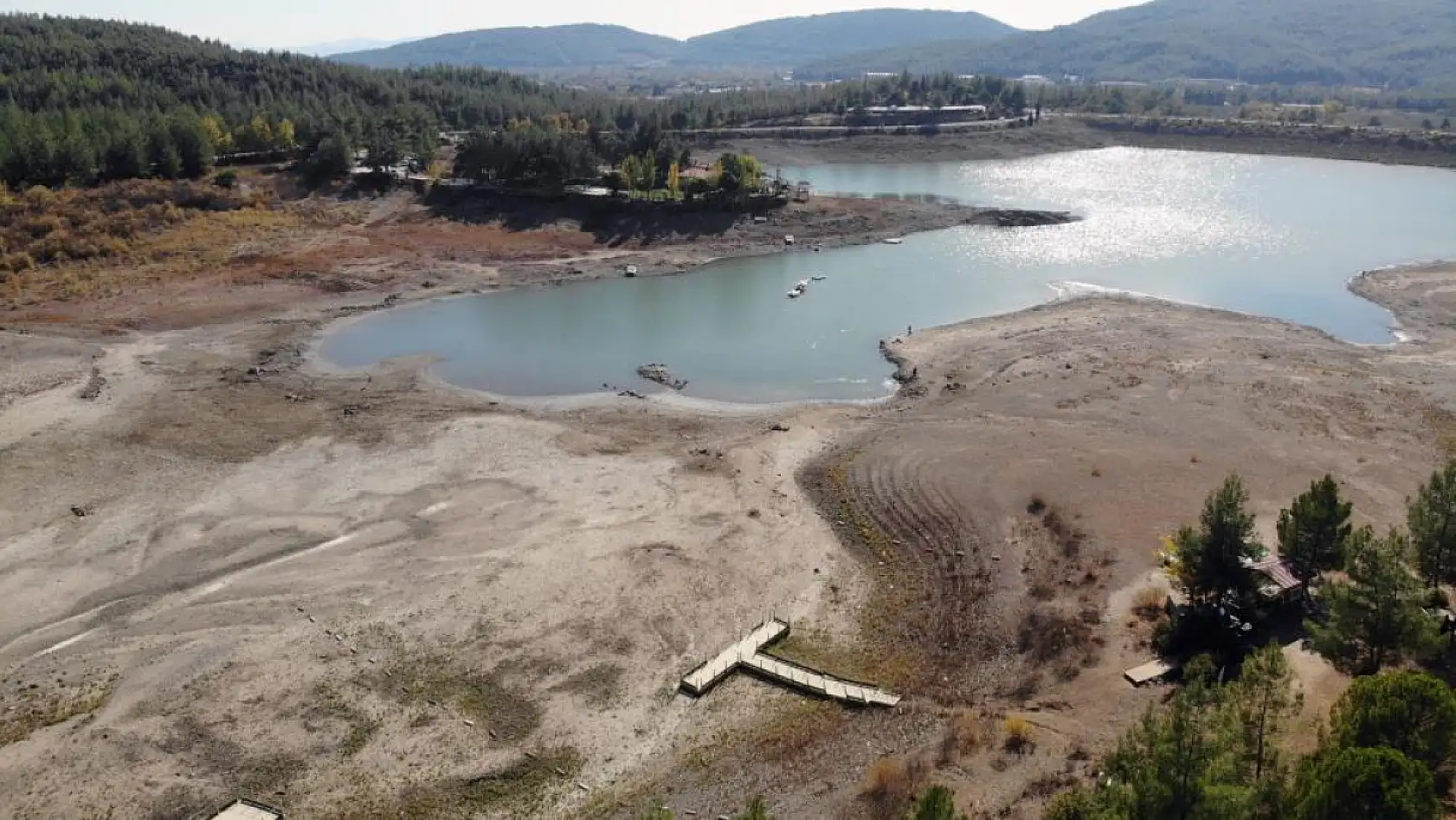 Muğla'da kuraklığın vurduğu Ula Göleti kurumak üzere