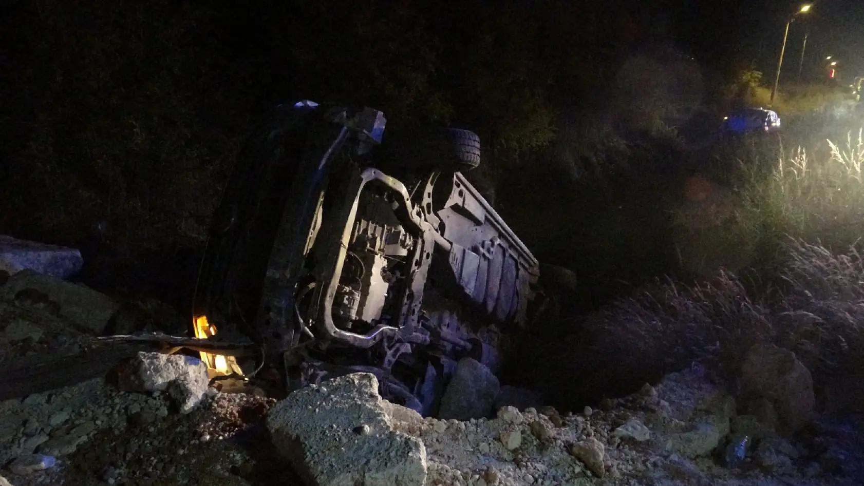 Çarpışan otomobiller kanala uçtu, 6 kişi yaralandı