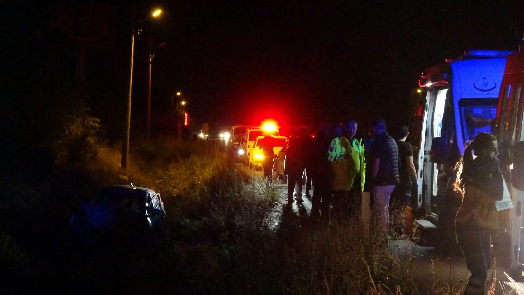 Çarpışan otomobiller kanala uçtu, 6 kişi yaralandı