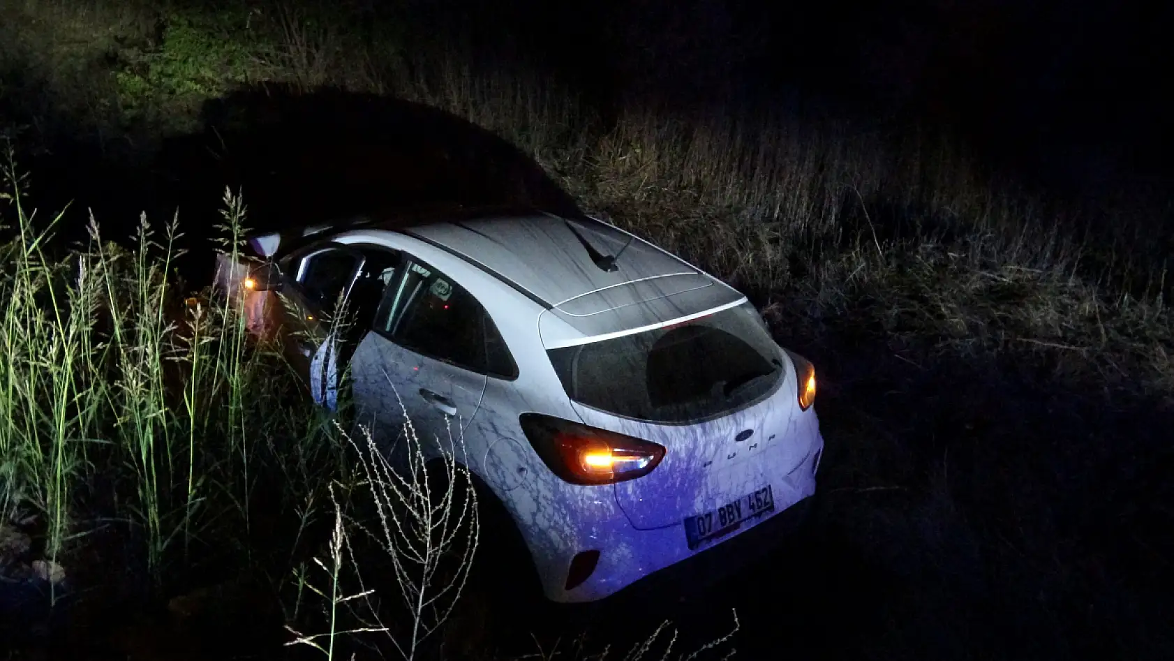 Çarpışan otomobiller kanala uçtu, 6 kişi yaralandı