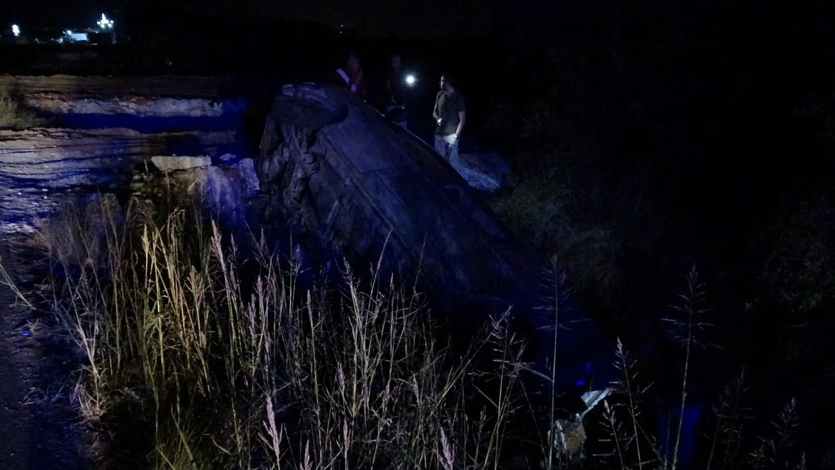 Çarpışan otomobiller kanala uçtu, 6 kişi yaralandı