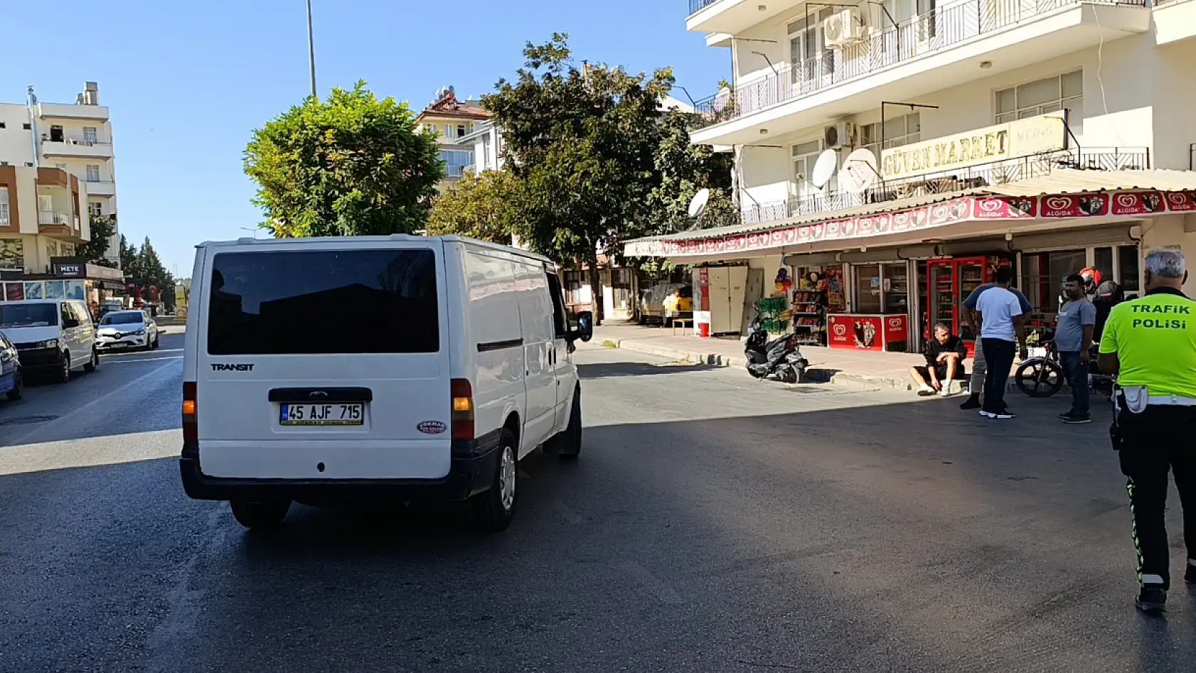 Yaralanan motosiklet sürücüsü hastaneye gitmeyi kabul etmedi