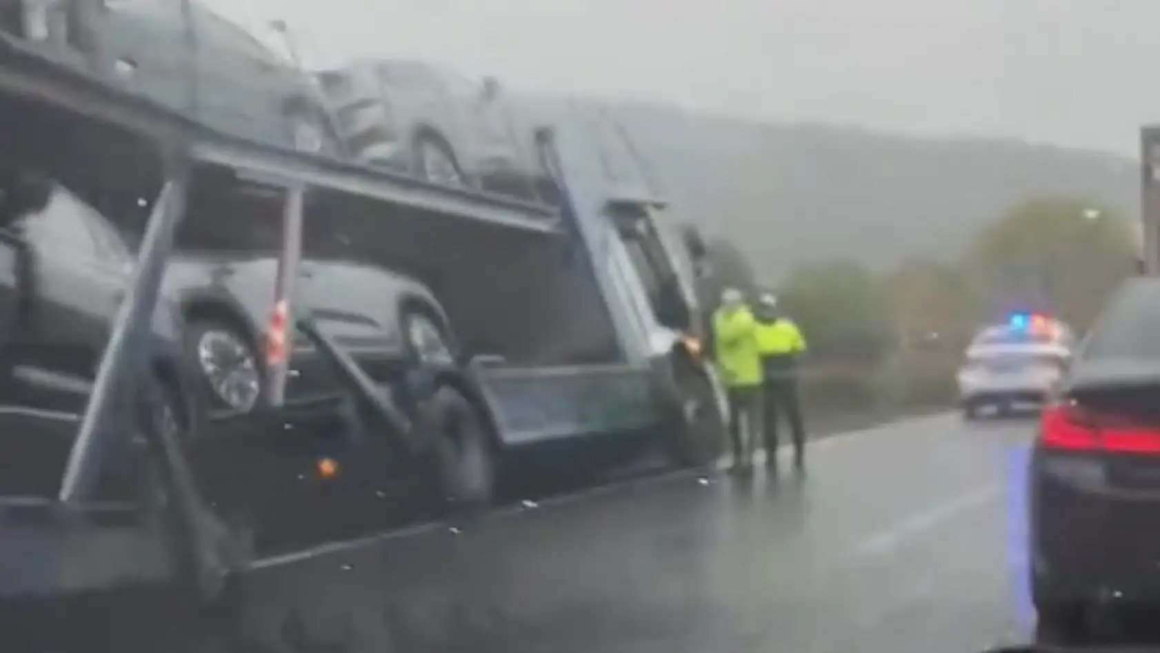 TOGG yüklü tır yol kenarına savruldu