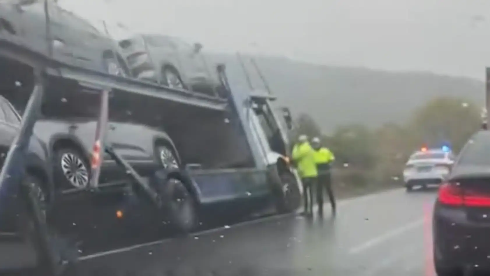 TOGG yüklü tır yol kenarına savruldu