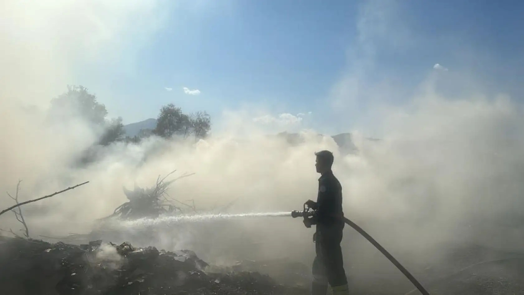 Muğla'da yol kenarındaki otlar tutuştu, dumanlar yolu kapladı