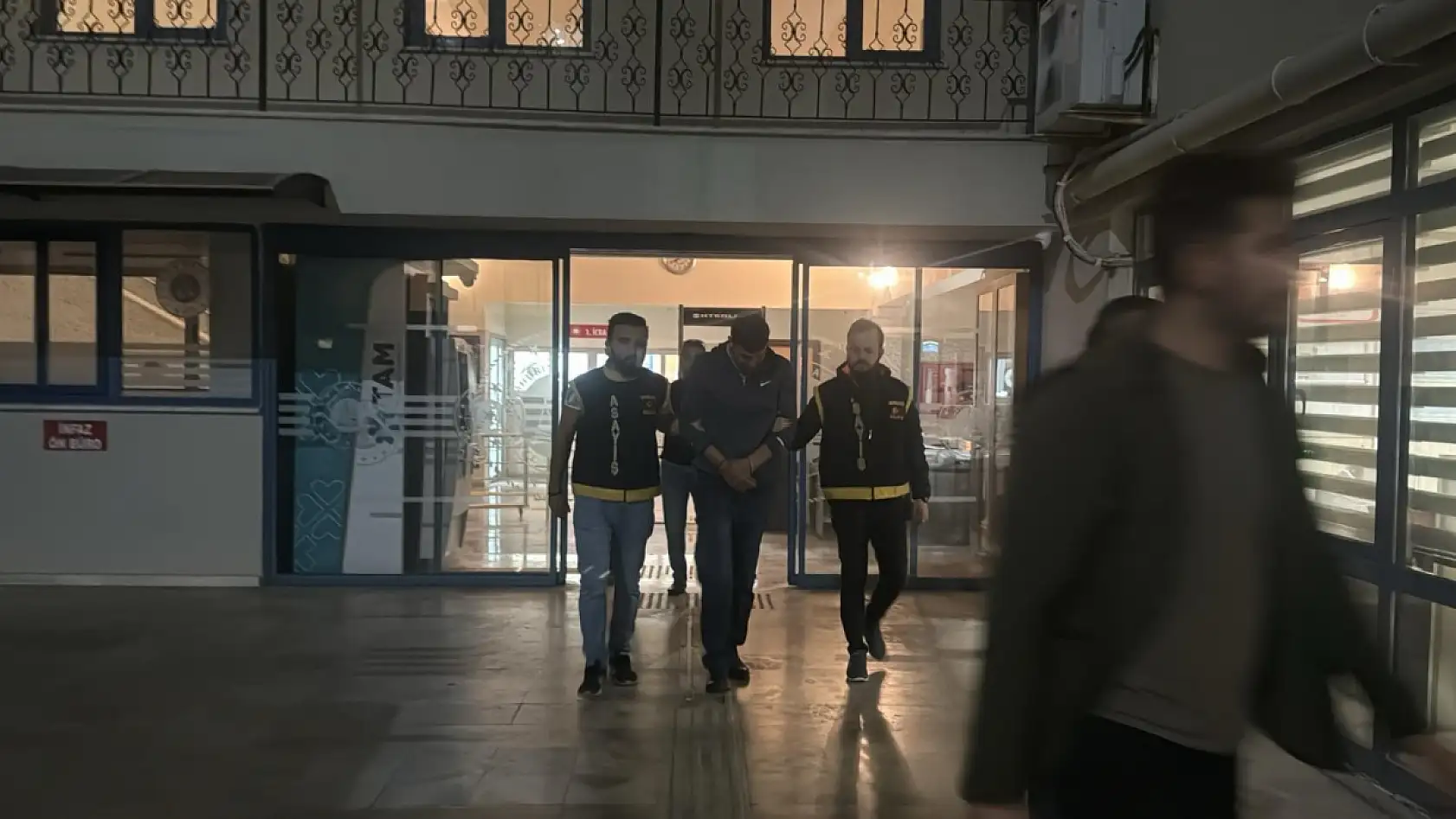 Eşini bıçaklayıp öldürmüştü, tutuklandı