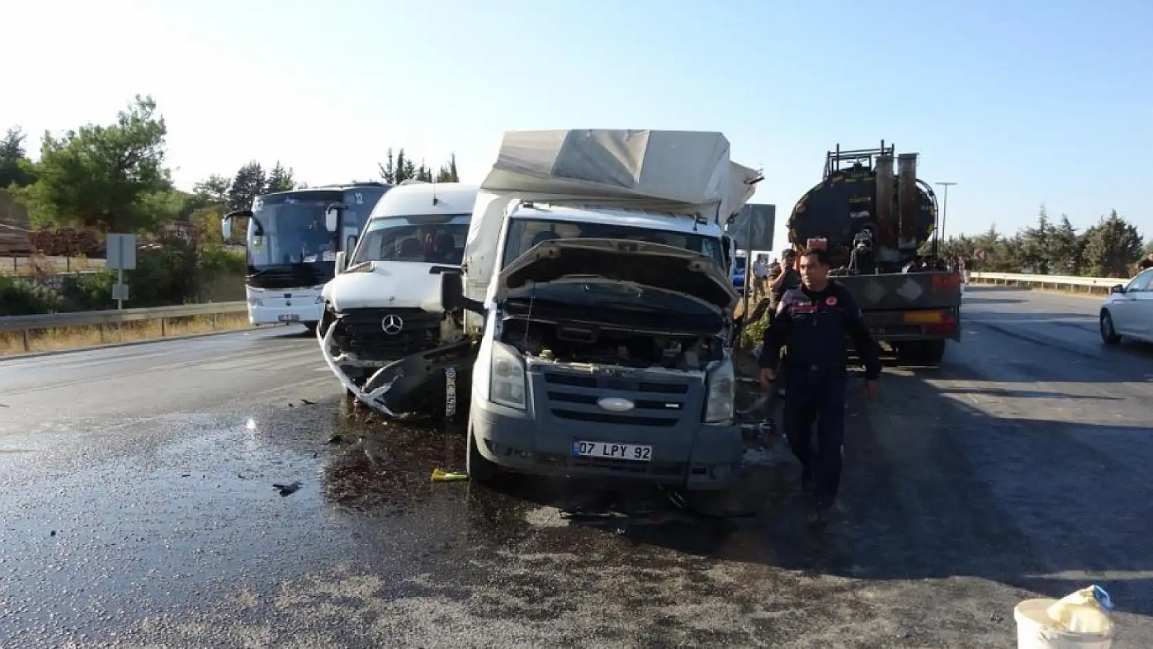 4 aracın karıştığı zincirleme kazada 3 kişi yaralandı
