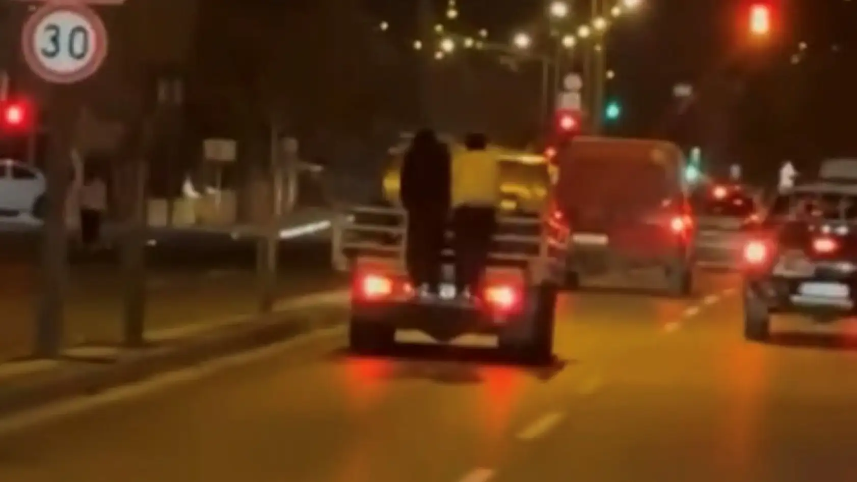 Kamyonet arkasına asılıp, ölüme davetiye çıkardılar