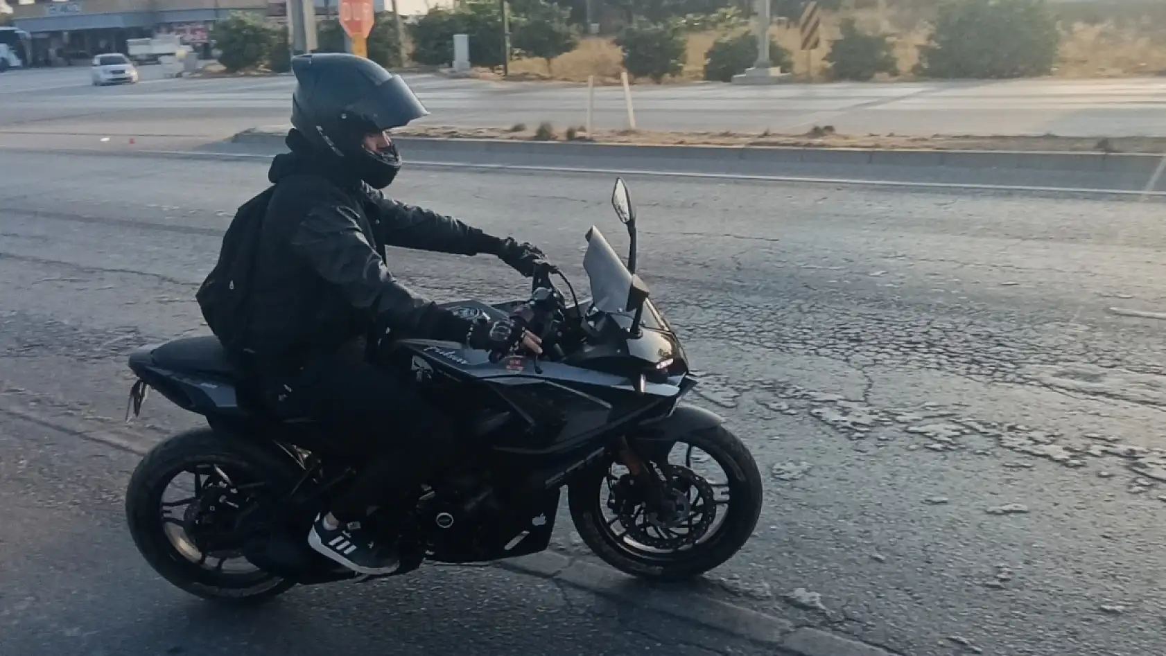 Hafif Ticari Araçla Çarpışan Motosiklet Sürücüsünü Kask Korudu