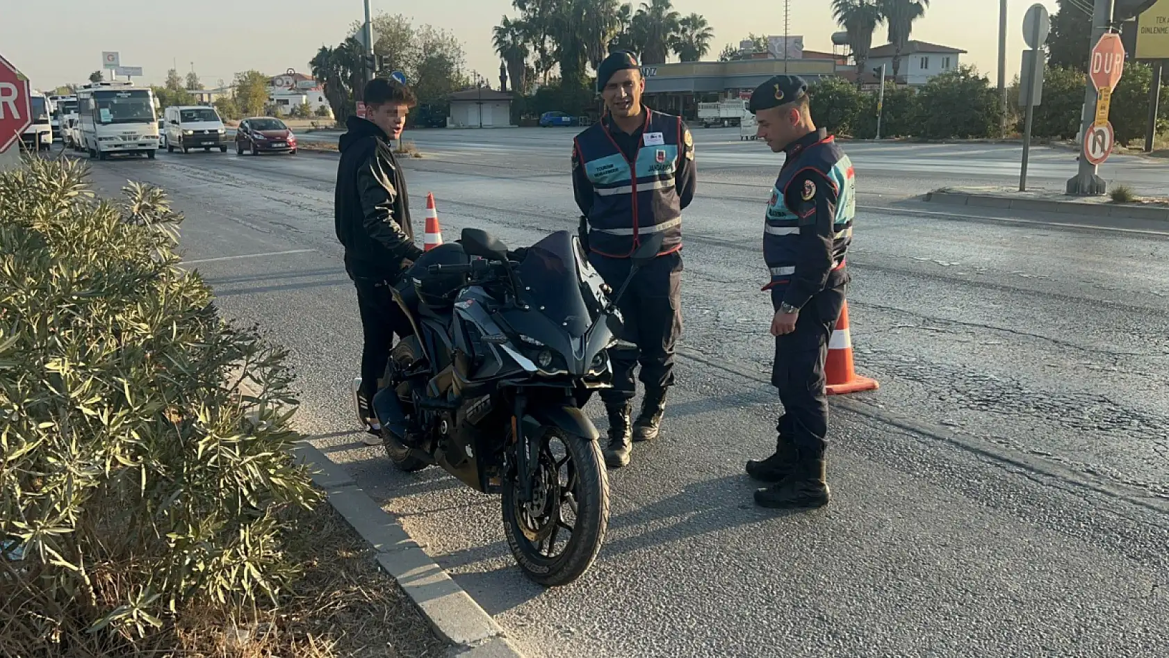 Hafif Ticari Araçla Çarpışan Motosiklet Sürücüsünü Kask Korudu