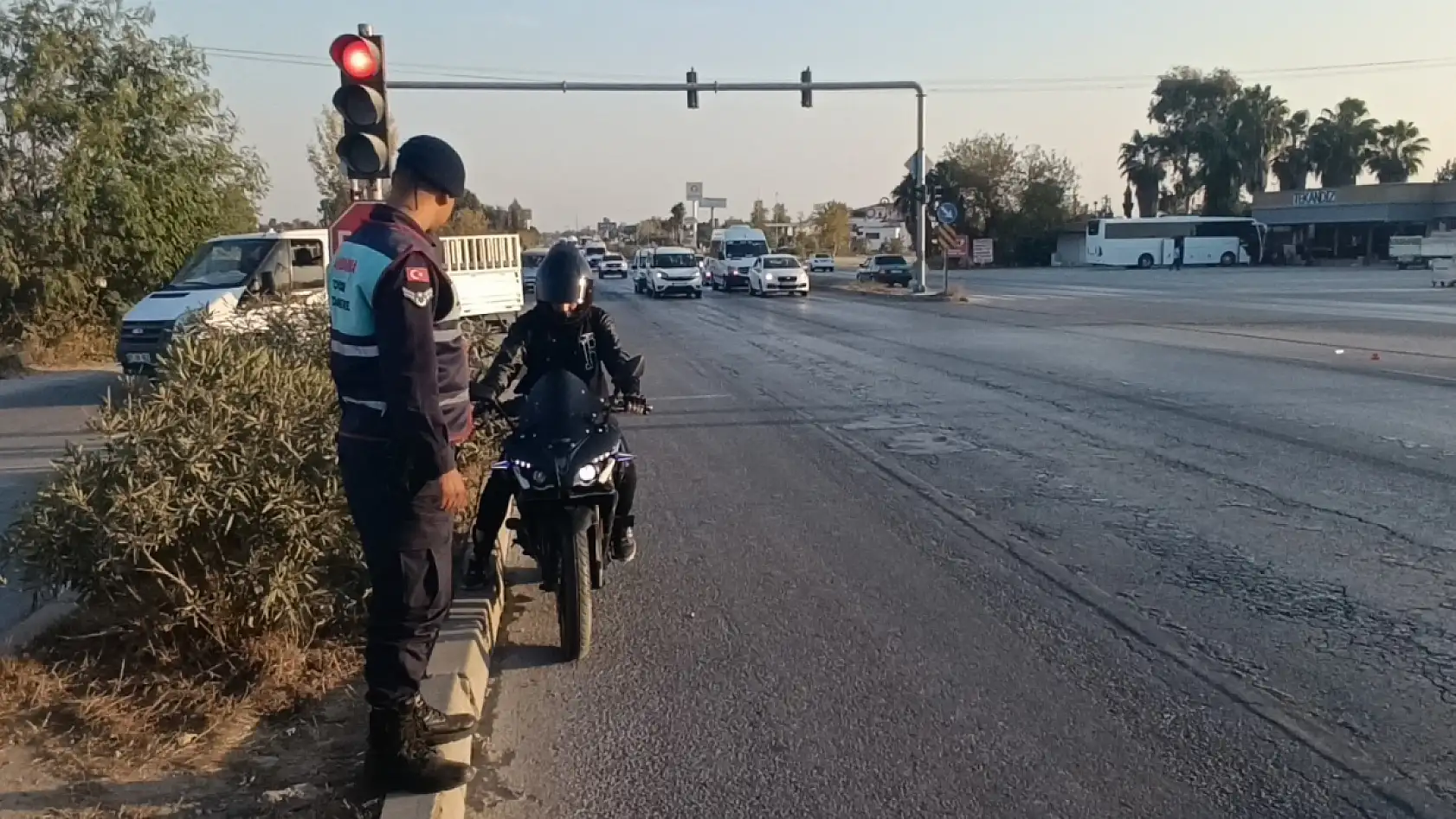 Hafif Ticari Araçla Çarpışan Motosiklet Sürücüsünü Kask Korudu