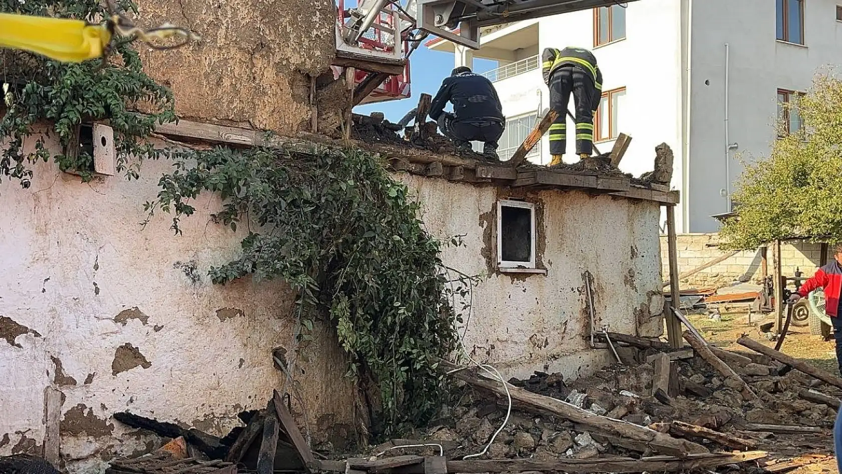 Alevlere teslim olan evde yaşlı kadın hayatını kaybetti