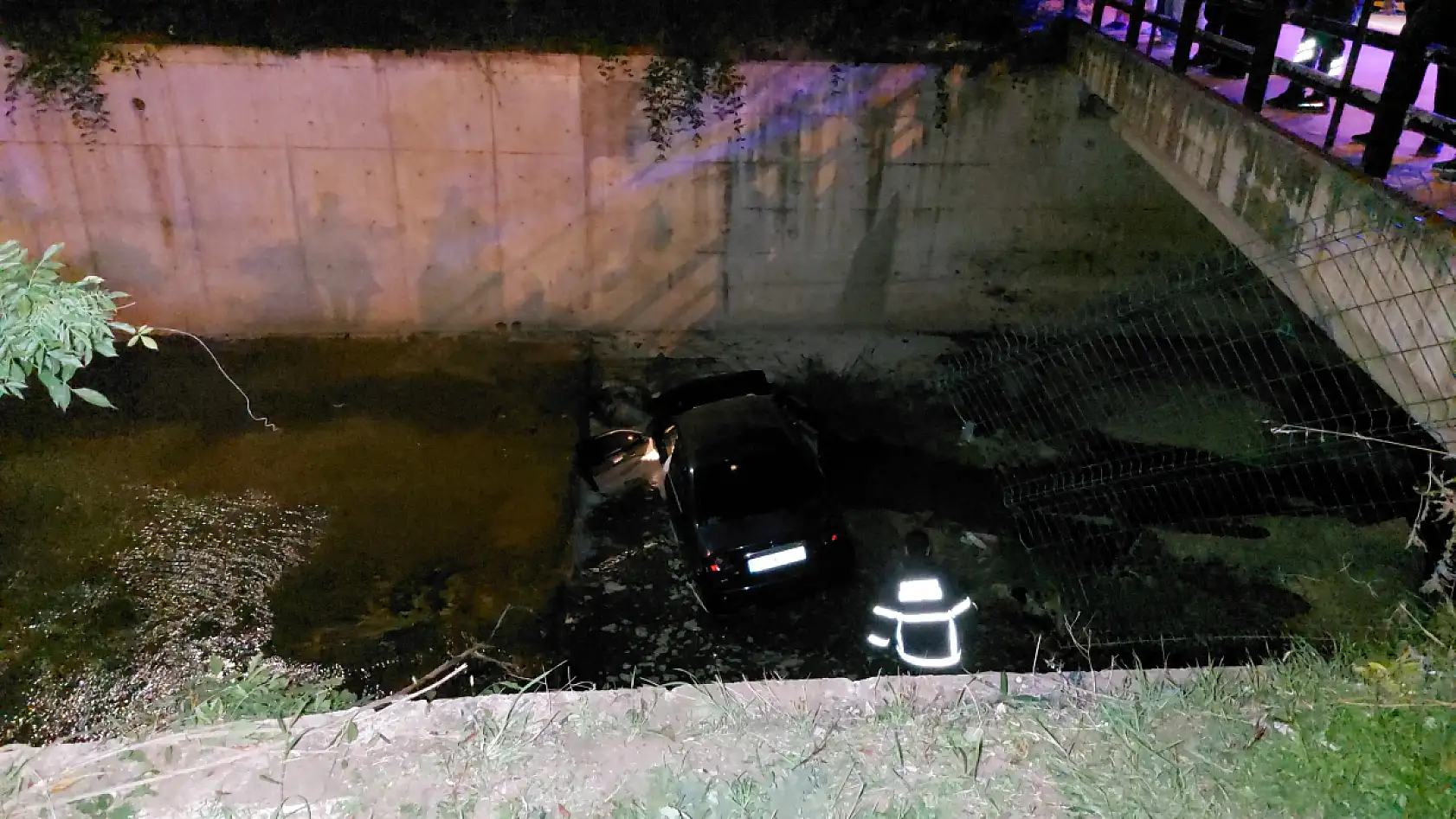 Dereye uçan otomobilde can pazarı: 1 ölü, 1 yaralı