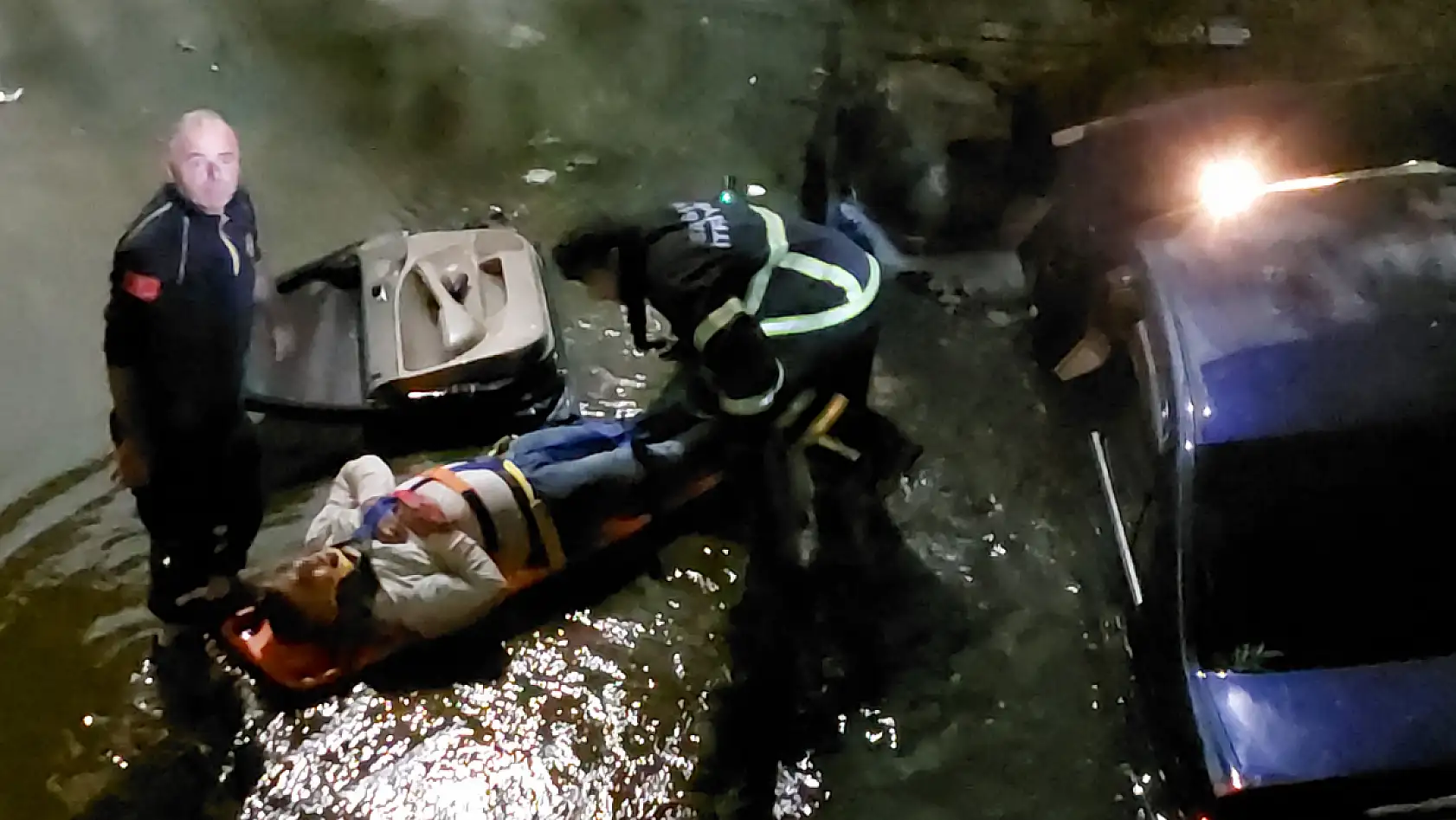 Dereye uçan otomobilde can pazarı: 1 ölü, 1 yaralı