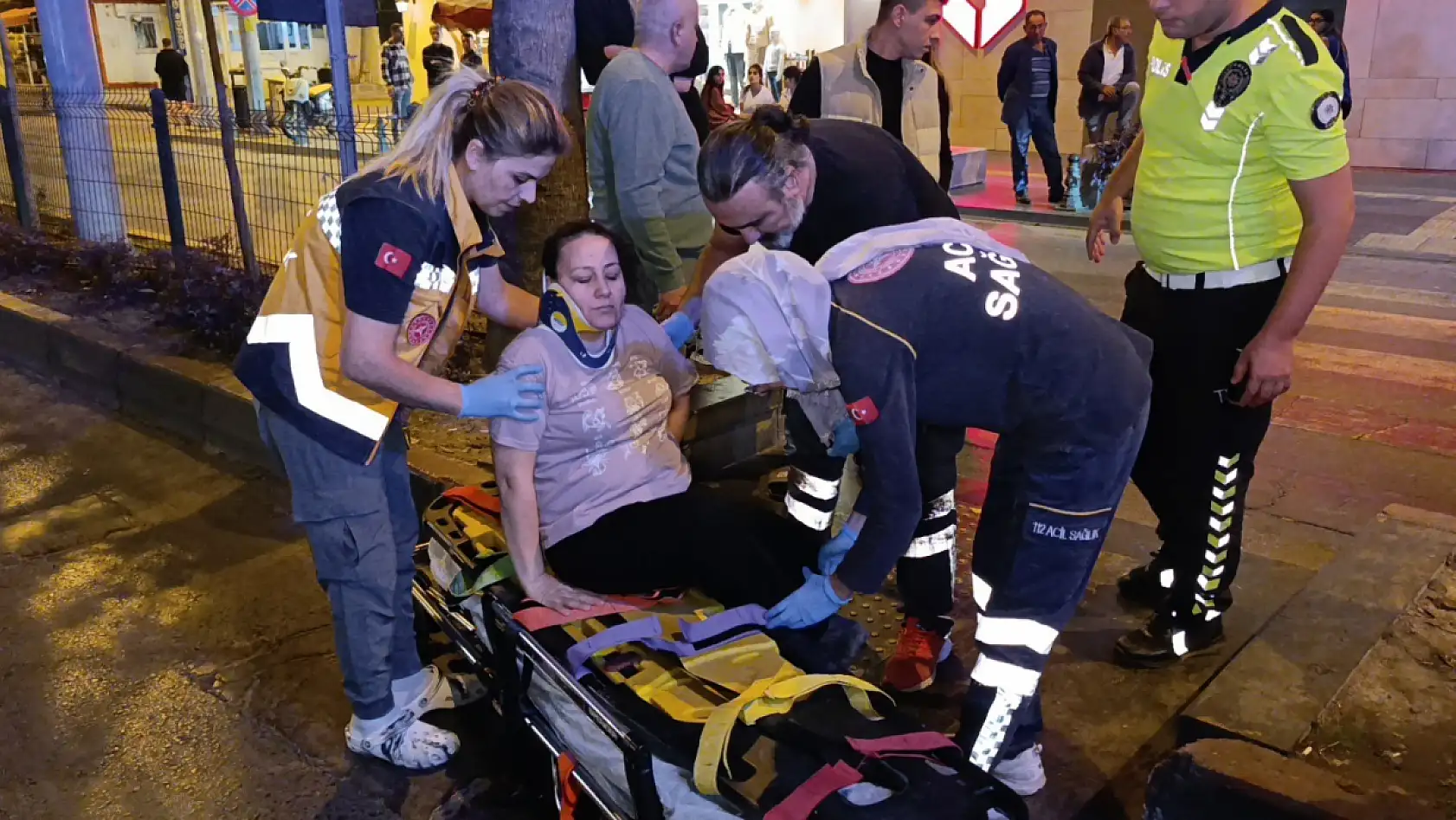 Yaya geçidinde otomobil yol verdi, motosiklet hastanelik etti