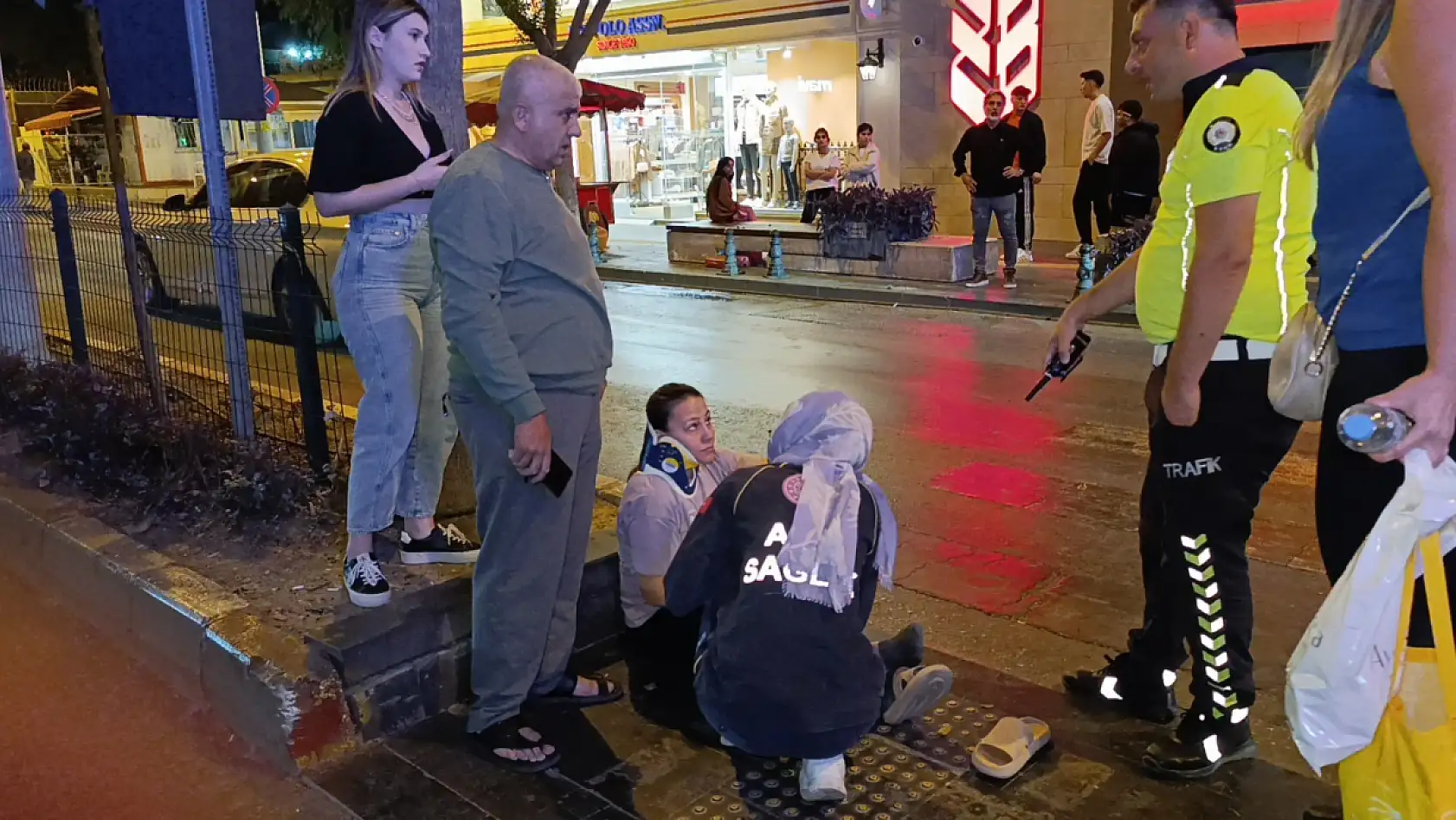 Yaya geçidinde otomobil yol verdi, motosiklet hastanelik etti