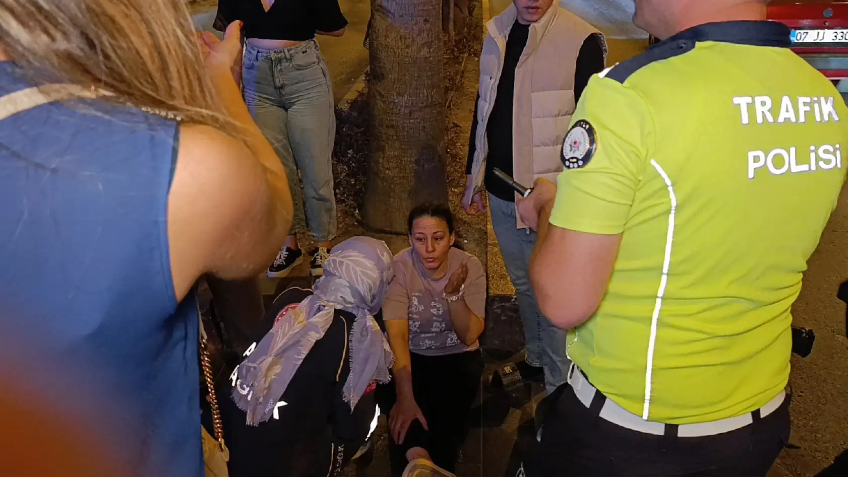 Yaya geçidinde otomobil yol verdi, motosiklet hastanelik etti