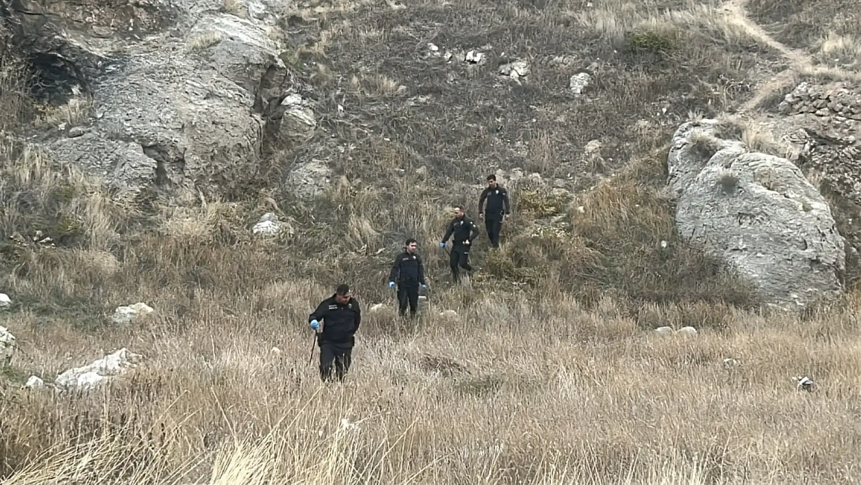 Boş arazide bebek cesedi bulundu