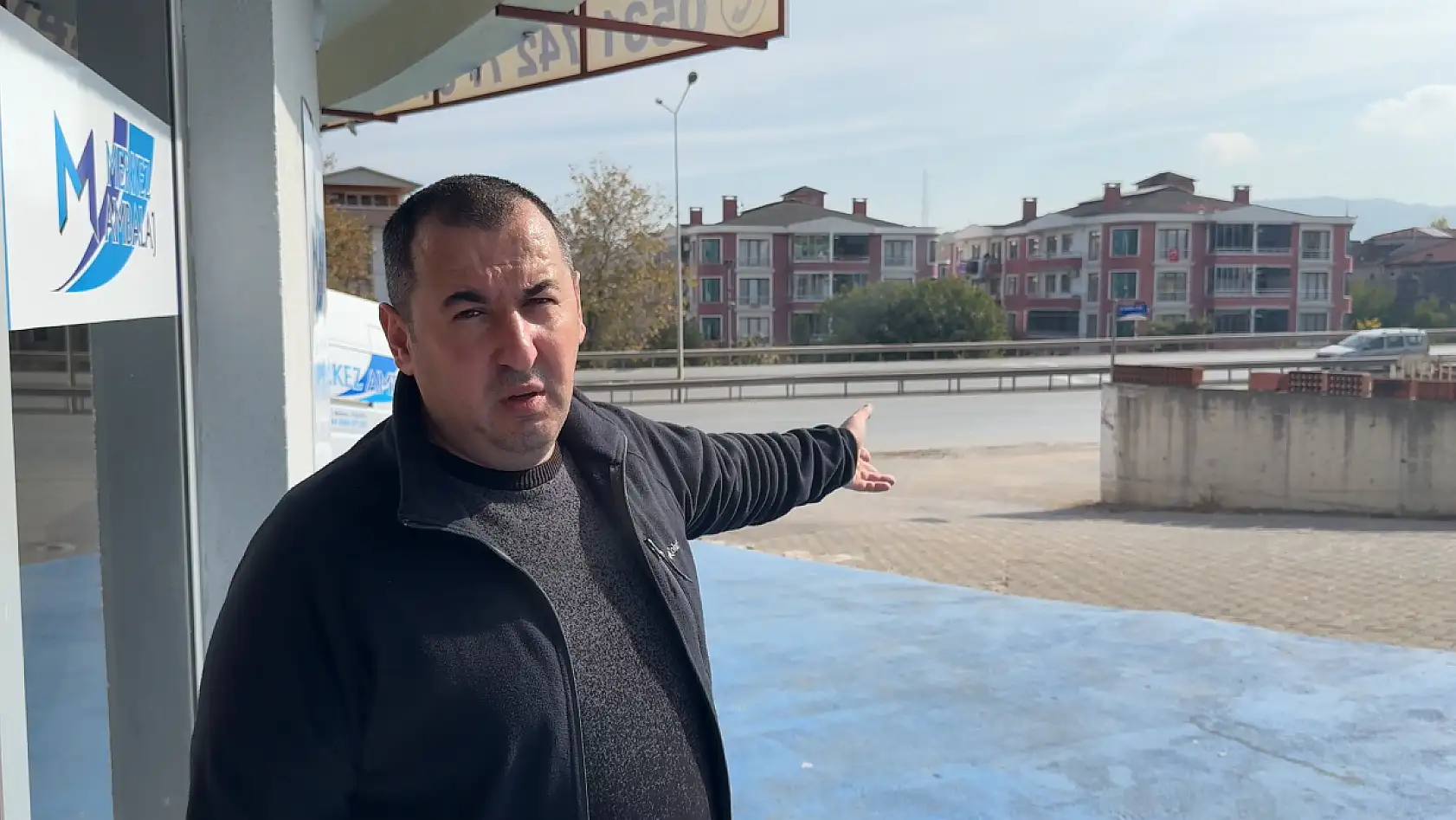 El freni çekilmeyen park halindeki panelvan kara yoluna indi, yürekler ağza geldi